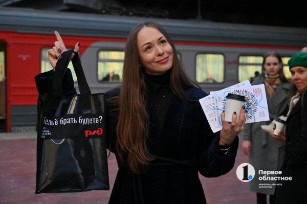 В вагоне челябинской электрички состоялась вечеринка от Long Fashion Weekend В вагоне челябинской электрички состоялась вечеринка от Long Fashion Weekend