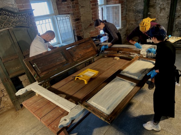 Волонтеры «Том Сойер Феста» отреставрировали наличники с Нагорного квартала Волонтеры «Том Сойер Феста» отреставрировали наличники с Нагорного квартала