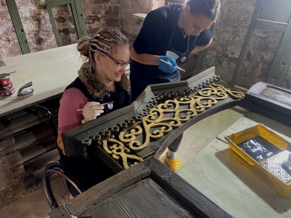 Волонтеры «Том Сойер Феста» отреставрировали наличники с Нагорного квартала Волонтеры «Том Сойер Феста» отреставрировали наличники с Нагорного квартала