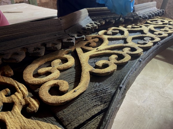 Волонтеры «Том Сойер Феста» отреставрировали наличники с Нагорного квартала Волонтеры «Том Сойер Феста» отреставрировали наличники с Нагорного квартала