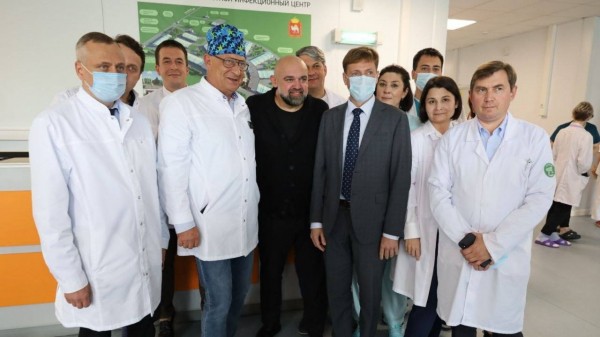 Главврач московской “Коммунарки” посетил ковидную больницу в Челябинске Главврач московской “Коммунарки” посетил ковидную больницу в Челябинске