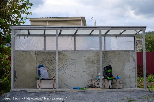 Московские художницы украшают мозаикой остановку в Челябинской области Московские художницы украшают мозаикой остановку в Челябинской области