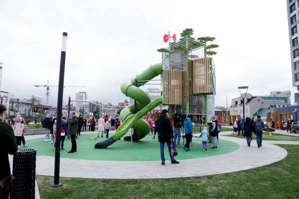 В Челябинске торжественно открыли Арт-сквер на набережной Миасса