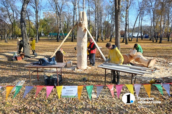 В Челябинске вырезают из дерева героев советского кино