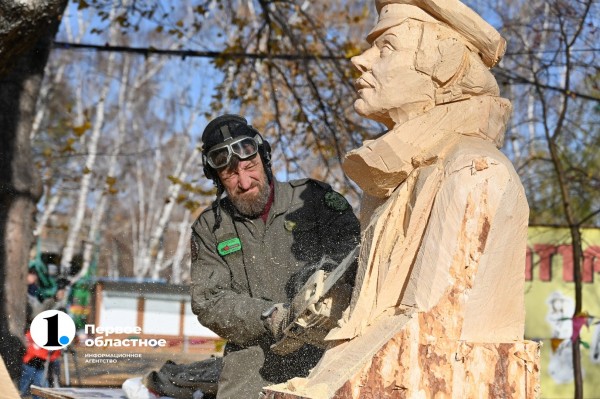 В Челябинске вырезают из дерева героев советского кино