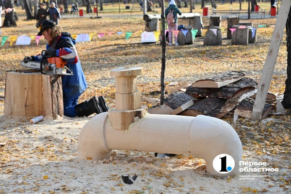 В Челябинске вырезают из дерева героев советского кино