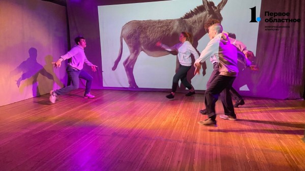 Студия-театр «Манекен» в Челябинске сыграла премьеру по притчам Толстого Студия-театр «Манекен» в Челябинске сыграла премьеру по притчам Толстого