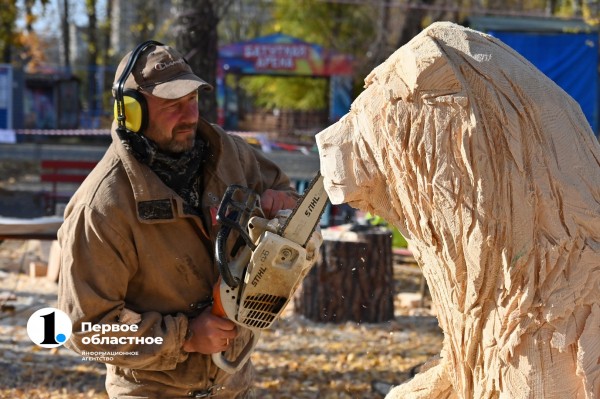В Челябинске вырезают из дерева героев советского кино