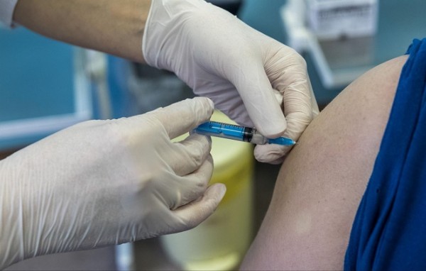 Всего 33 процента пожилых южноуральцев привились от коронавируса