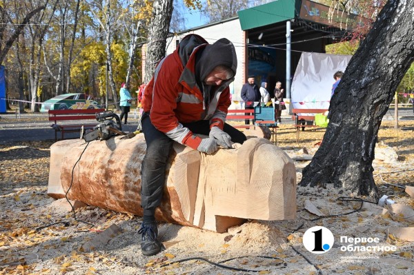 В Челябинске вырезают из дерева героев советского кино