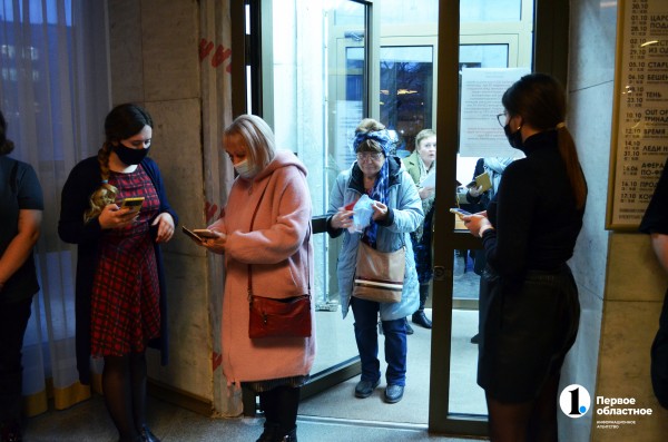 В театр по QR-кодам: «рабочая» система и «перегибы на местах»