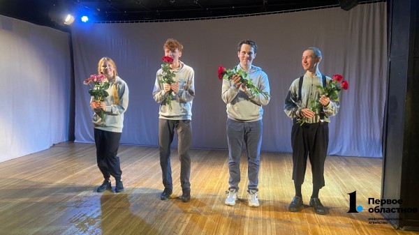 Студия-театр «Манекен» в Челябинске сыграла премьеру по притчам Толстого Студия-театр «Манекен» в Челябинске сыграла премьеру по притчам Толстого