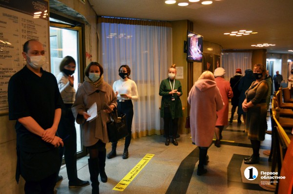 В театр по QR-кодам: «рабочая» система и «перегибы на местах»