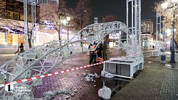 На челябинской Кировке начали установку новогодней иллюминации