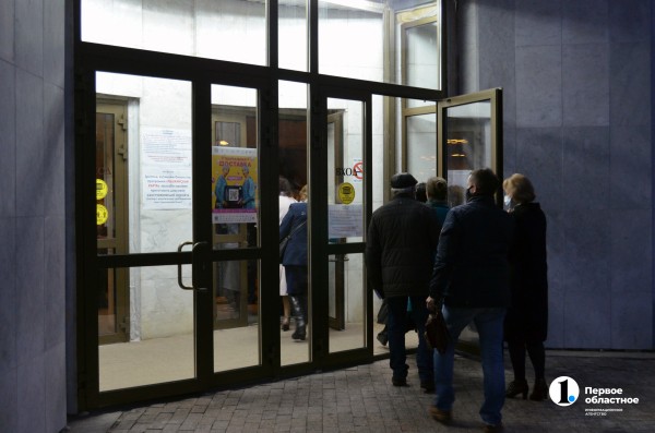 В театр по QR-кодам: «рабочая» система и «перегибы на местах»