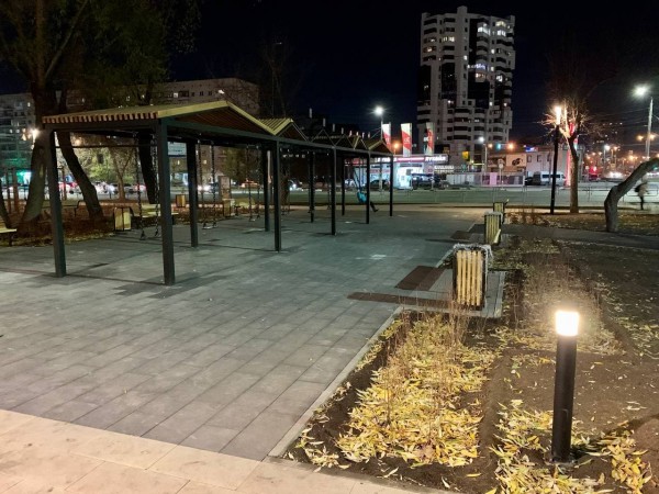 В Челябинске подключили освещение к изогнутым черным фонарям на Воровского В Челябинске подключили освещение к изогнутым черным фонарям на Воровского