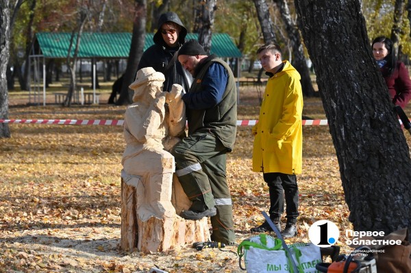 В Челябинске вырезают из дерева героев советского кино