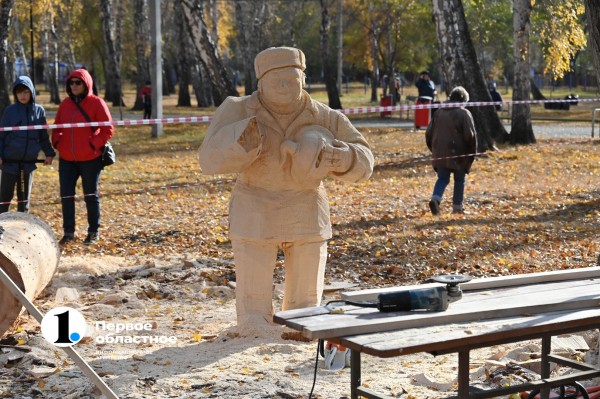 В Челябинске вырезают из дерева героев советского кино