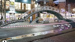 На челябинской Кировке начали установку новогодней иллюминации