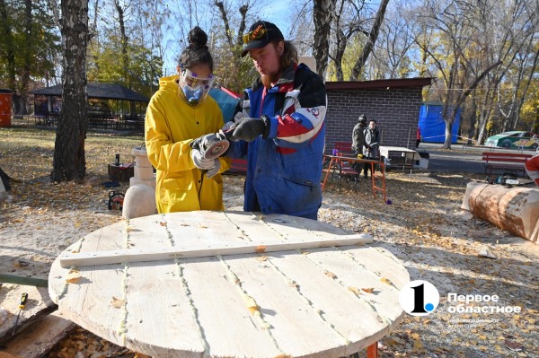 В Челябинске вырезают из дерева героев советского кино