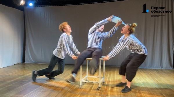 Студия-театр «Манекен» в Челябинске сыграла премьеру по притчам Толстого Студия-театр «Манекен» в Челябинске сыграла премьеру по притчам Толстого