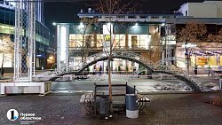 На челябинской Кировке начали установку новогодней иллюминации