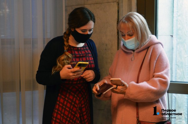 В театр по QR-кодам: «рабочая» система и «перегибы на местах»