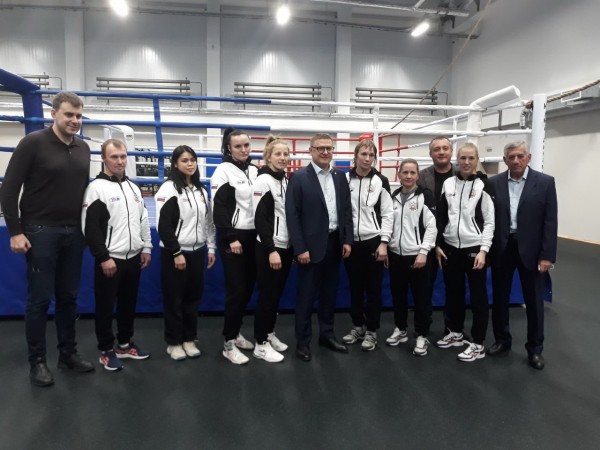 Губернатор Текслер встретился с участницами чемпионата России по женскому боксу Губернатор Текслер встретился с участницами чемпионата России по женскому боксу