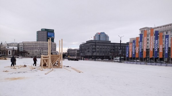 В Челябинске начали возводить ледовый городок на площади Революции В Челябинске начали возводить ледовый городок на площади Революции