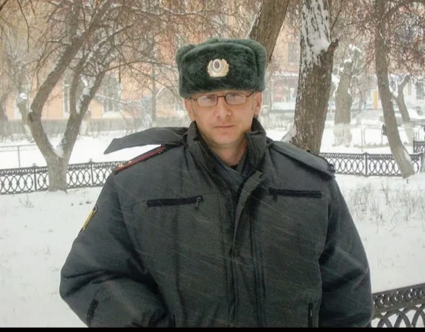 Ловил жуликов, теперь стрижет людей: экс-участковый Чебаркуля о работе в парикмахерской и ЕДДС