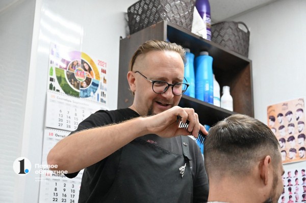 Ловил жуликов, теперь стрижет людей: экс-участковый Чебаркуля о работе в парикмахерской и ЕДДС