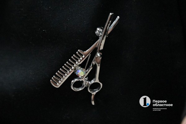 Ловил жуликов, теперь стрижет людей: экс-участковый Чебаркуля о работе в парикмахерской и ЕДДС