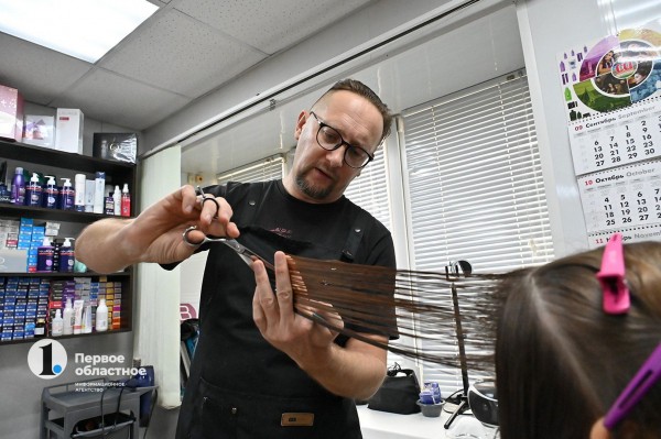 Ловил жуликов, теперь стрижет людей: экс-участковый Чебаркуля о работе в парикмахерской и ЕДДС