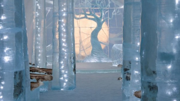 В Челябинске начали возводить ледовый городок на площади Революции В Челябинске начали возводить ледовый городок на площади Революции