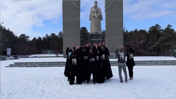 В Челябинске прошёл танцевальный флешмоб в честь 200-летия Достоевского