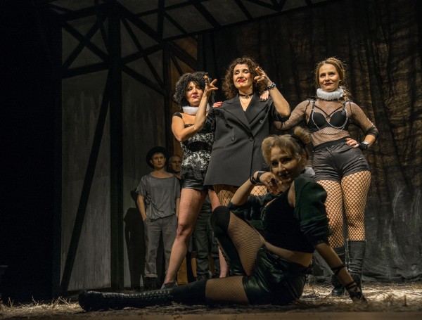 Почем нынче девственность и честь: в челябинском театре состоялась премьера пьесы Шекспира Почем нынче девственность и честь: в челябинском театре состоялась премьера пьесы Шекспира