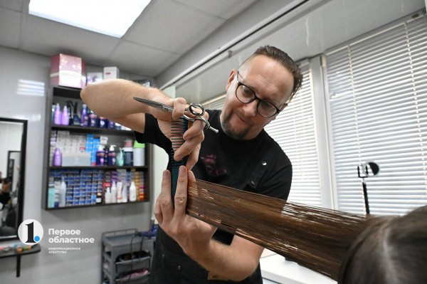 Ловил жуликов, теперь стрижет людей: экс-участковый Чебаркуля о работе в парикмахерской и ЕДДС