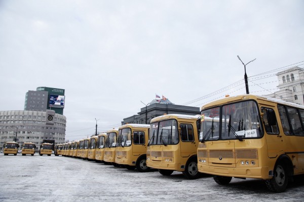 Губернатор Текслер вручил новые автобусы для школ Челябинской области