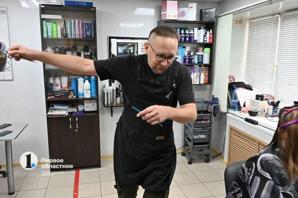 Ловил жуликов, теперь стрижет людей: экс-участковый Чебаркуля о работе в парикмахерской и ЕДДС