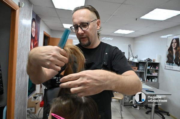 Ловил жуликов, теперь стрижет людей: экс-участковый Чебаркуля о работе в парикмахерской и ЕДДС