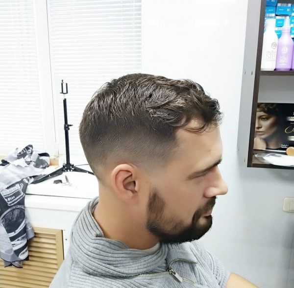 Ловил жуликов, теперь стрижет людей: экс-участковый Чебаркуля о работе в парикмахерской и ЕДДС