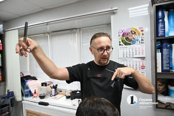 Ловил жуликов, теперь стрижет людей: экс-участковый Чебаркуля о работе в парикмахерской и ЕДДС