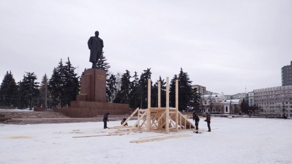В Челябинске начали возводить ледовый городок на площади Революции В Челябинске начали возводить ледовый городок на площади Революции