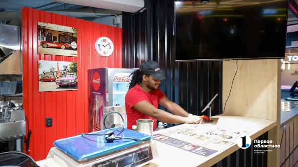 На набережной Челябинска запустили «Гастропарк». Репортаж из фуд‑молла На набережной Челябинска запустили «Гастропарк». Репортаж из фуд‑молла