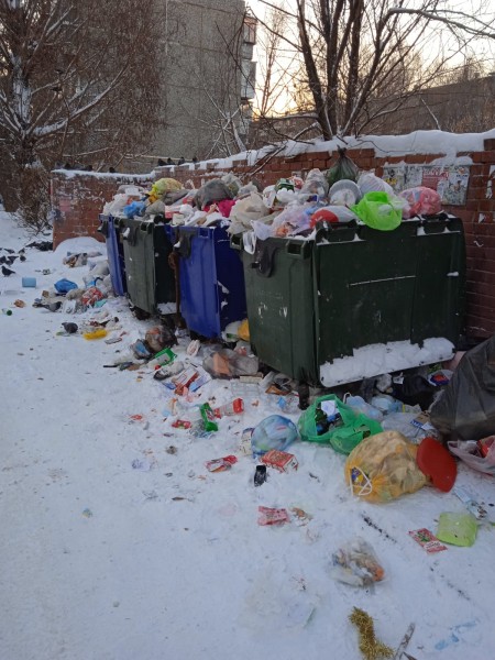 В Cоветском районе Челябинска площадка для мусора превращается в свалку