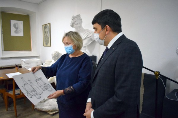 В Златоусте выделили 1,6 миллионов рублей на ремонт детской школы искусств В Златоусте выделили 1,6 миллионов рублей на ремонт детской школы искусств