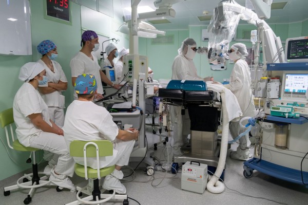 «Прозванивают» нервы: врачи в Челябинске делают нейрооперации детям с ДЦП