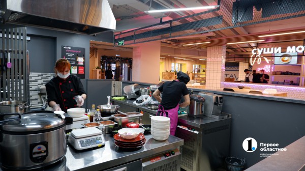 На набережной Челябинска запустили «Гастропарк». Репортаж из фуд‑молла На набережной Челябинска запустили «Гастропарк». Репортаж из фуд‑молла