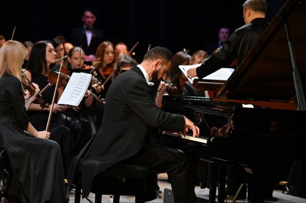 Мексиканский пианист выступил на одной сцене с южноуральским оркестром Мексиканский пианист выступил на одной сцене с южноуральским оркестром