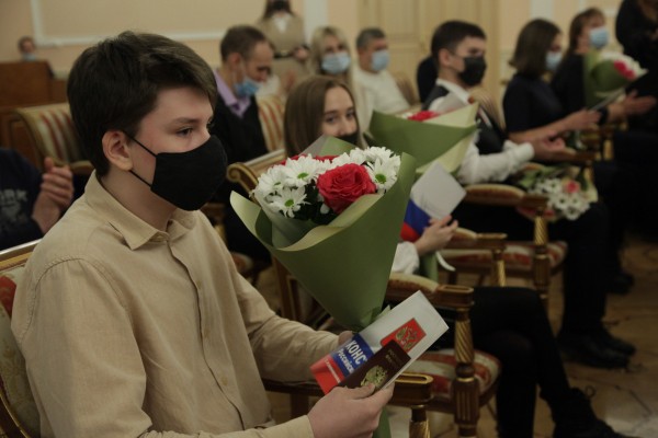 Вице-губернатор области Ирина Гехт вручила паспорта лучшим школьникам региона